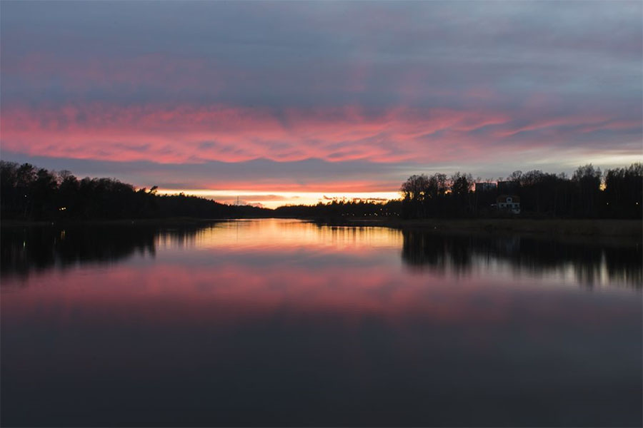 Magelungen kvällsfoto från militärbron, Farstanäset i Stockholm. Foto: Sebastian Unland