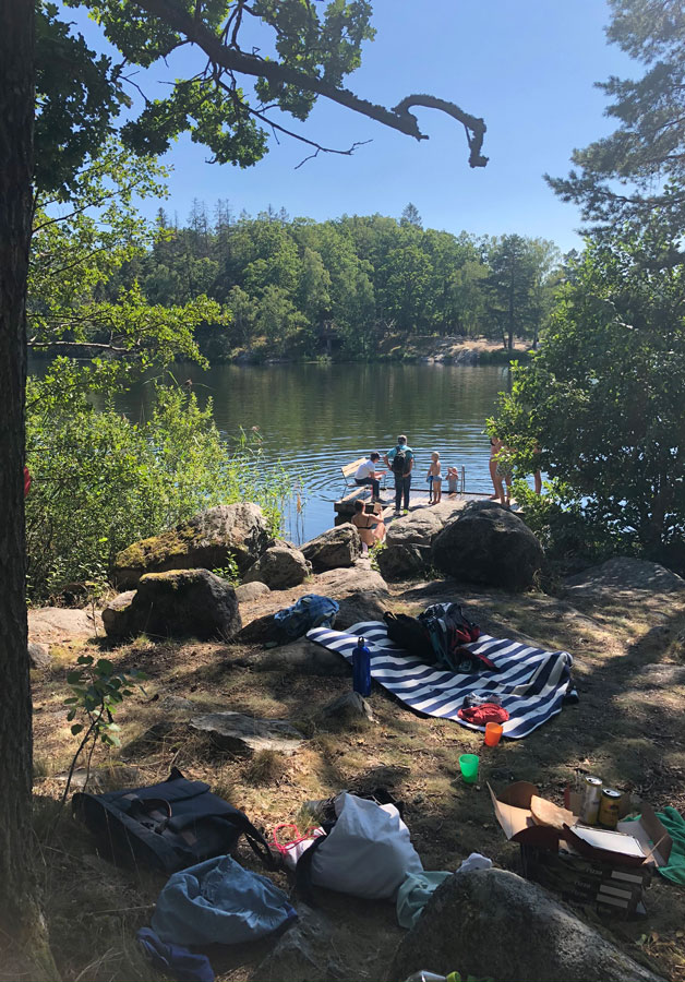 Bad på bryggan mellansjö Farstanäset, Stockholm. Foto: Tomas Wikström