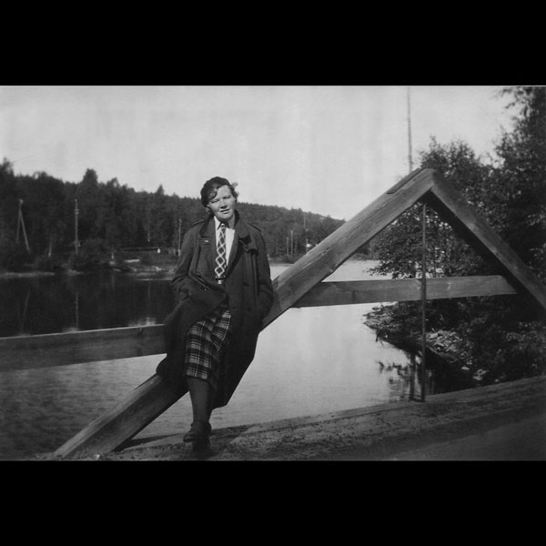 1933 Hjördis på promenad vid militärbron vid Farstanäset. Foto: Okänd