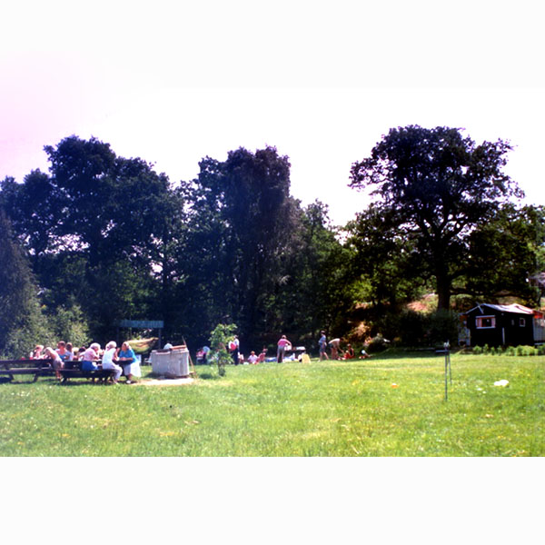 Avslappnad stund, sommar på Farstanäsets stugförening, 1990