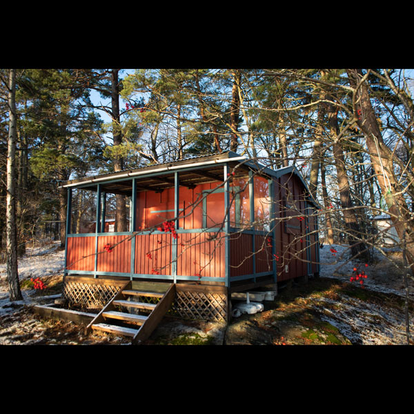 Stuga 37 på Farstanäset i vintermiljö före renovering, fotograferad 2019