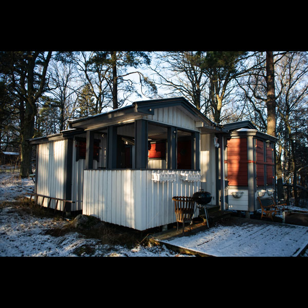 Stuga 38 på Farstanäset i vintermiljö före renovering, fotograferad 2019