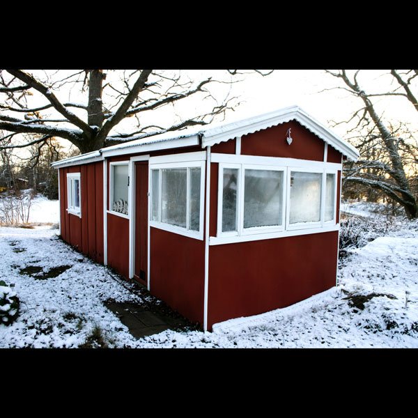 Stuga 5 på Farstanäset före renovering i vintermiljö, fotograferad 2019