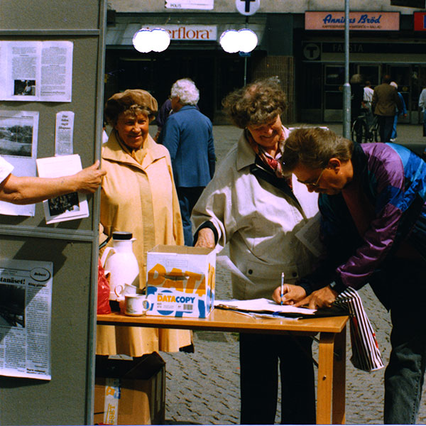 Namninsamling på Farsta Torg i början av 90 talet