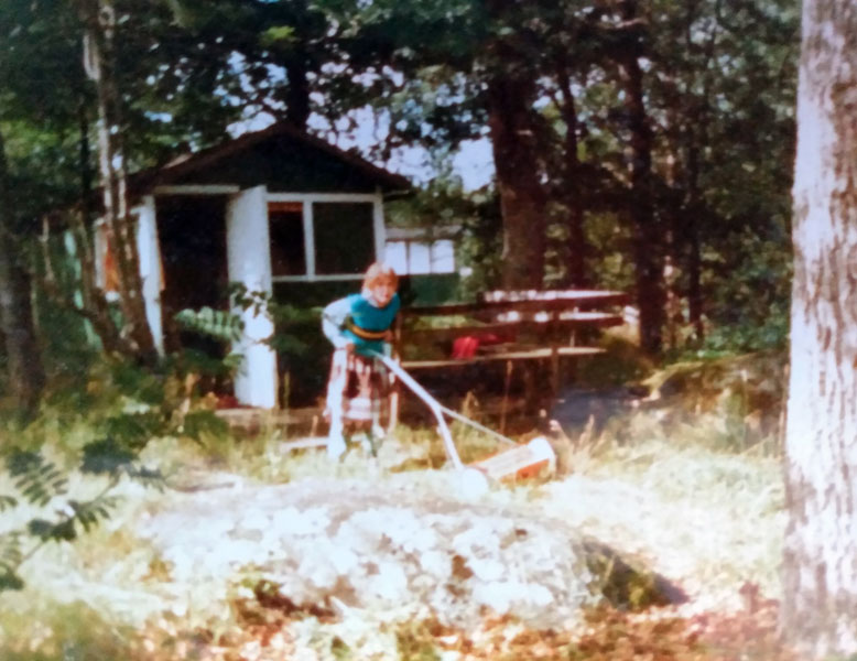 Lena Karlsson Ivervall klipper gräs på Farstanäset, 1985