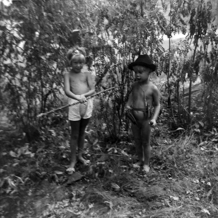 Lena och lillebror leker cowboy och indian, 1960-talet