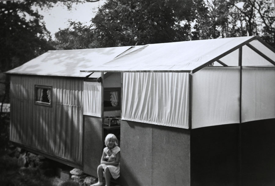Mitten på 1950-talet: Sonia Gustafsson sitter på den nybyggda verandan, cirka 1956. Bakom nedre gaveln finns en grön redskapsbod som finns kvar.