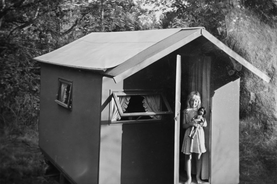 1957: Sonia Gustafsson i familjens stuga på Farstanäset
