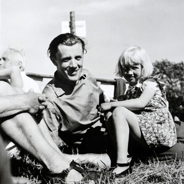 1950-tal: familjen Kondrup i gräset på Farstanäset