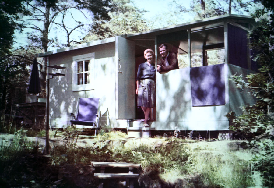 1960-tal: Ingrid Kondrup vid en stuga som revs på 1990-talet — första stugan till vänster efter vaktstugan. På bilden är Ingrid med sin dåvarande man.