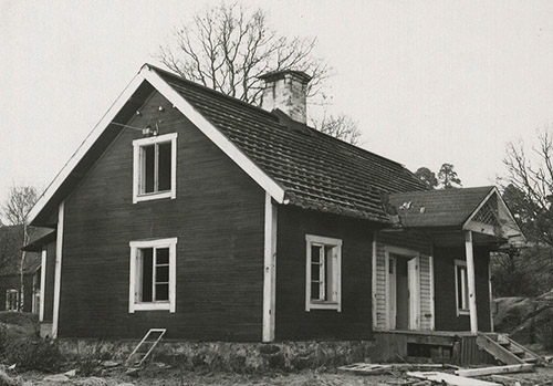 Byggnad från Farstanäset inför rivning.(1964) Sannolikt torpet Näset eller torpet Holmen